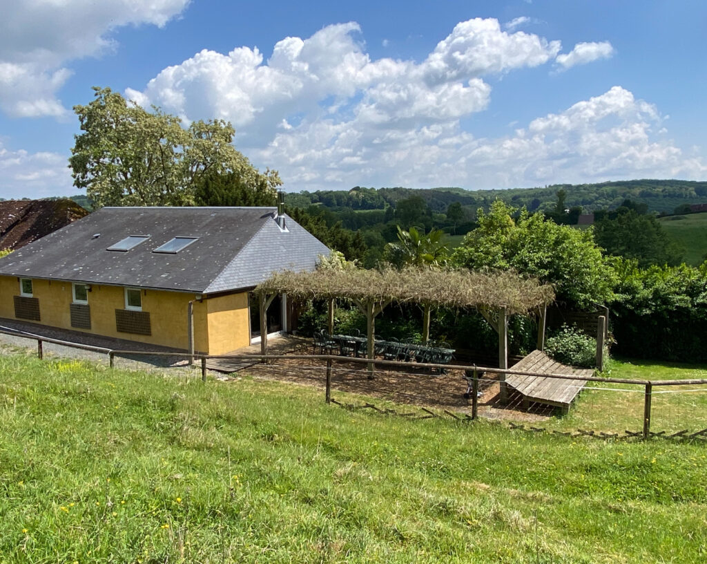 Extérieur du gîte avec piscine la Bergerie en Normandie